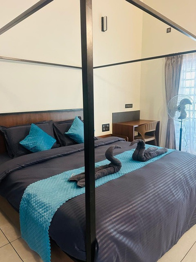 Cottage four-poster canopy bed interior