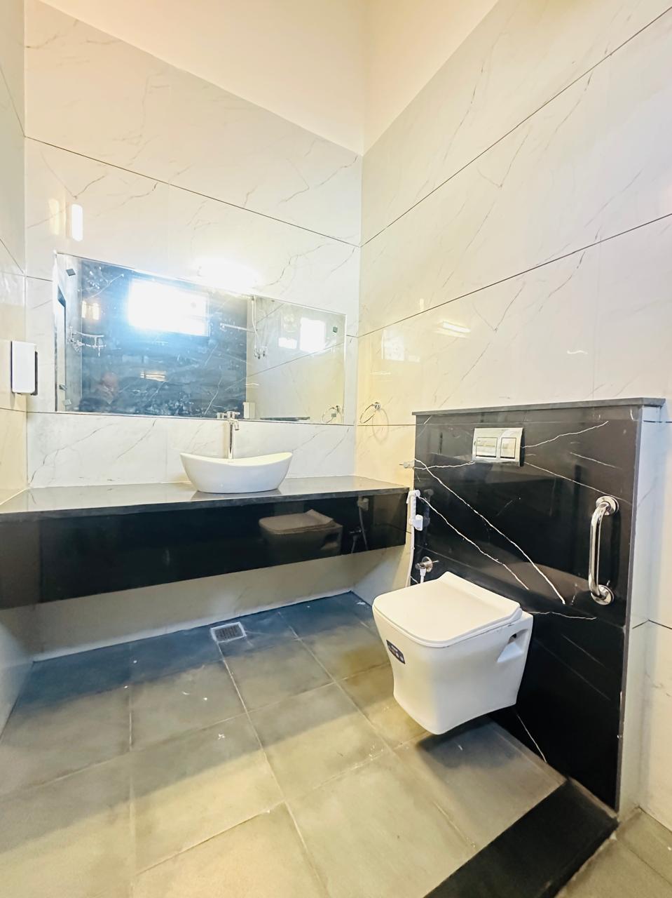 Bathroom vanity with vessel basin and large mirror